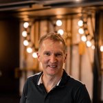 Mountain biking in South Tyrol © Hotel Traminerhof Man leaning on a table in a warmly lit room