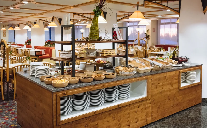 Buffet met borden, snacks en broodjes in een restaurant
