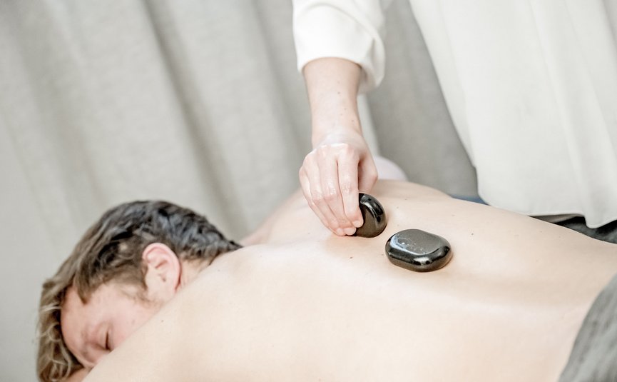Hotel Weisses Lamm **** © Stephanie Maria Lohmann Mann erhält Hot-Stone-Massage auf dem Rücken