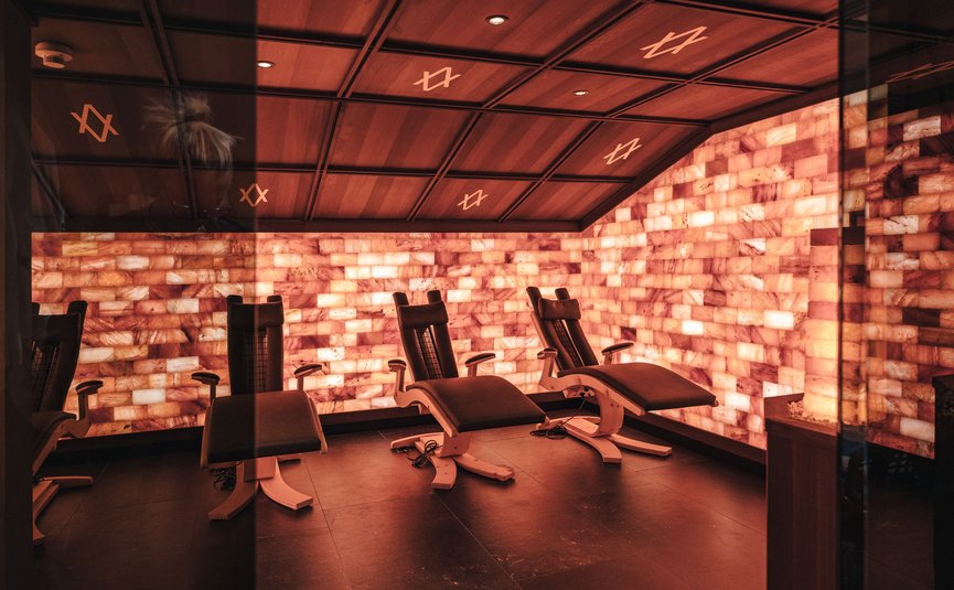 Hotel Arpuria | Hidden Luxury Mountain Home **** © Brandnamic Ruheraum mit Liegestühlen und beleuchteten Steinwänden