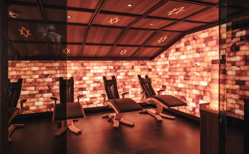 Ruheraum mit Liegestühlen und beleuchteten Steinwänden