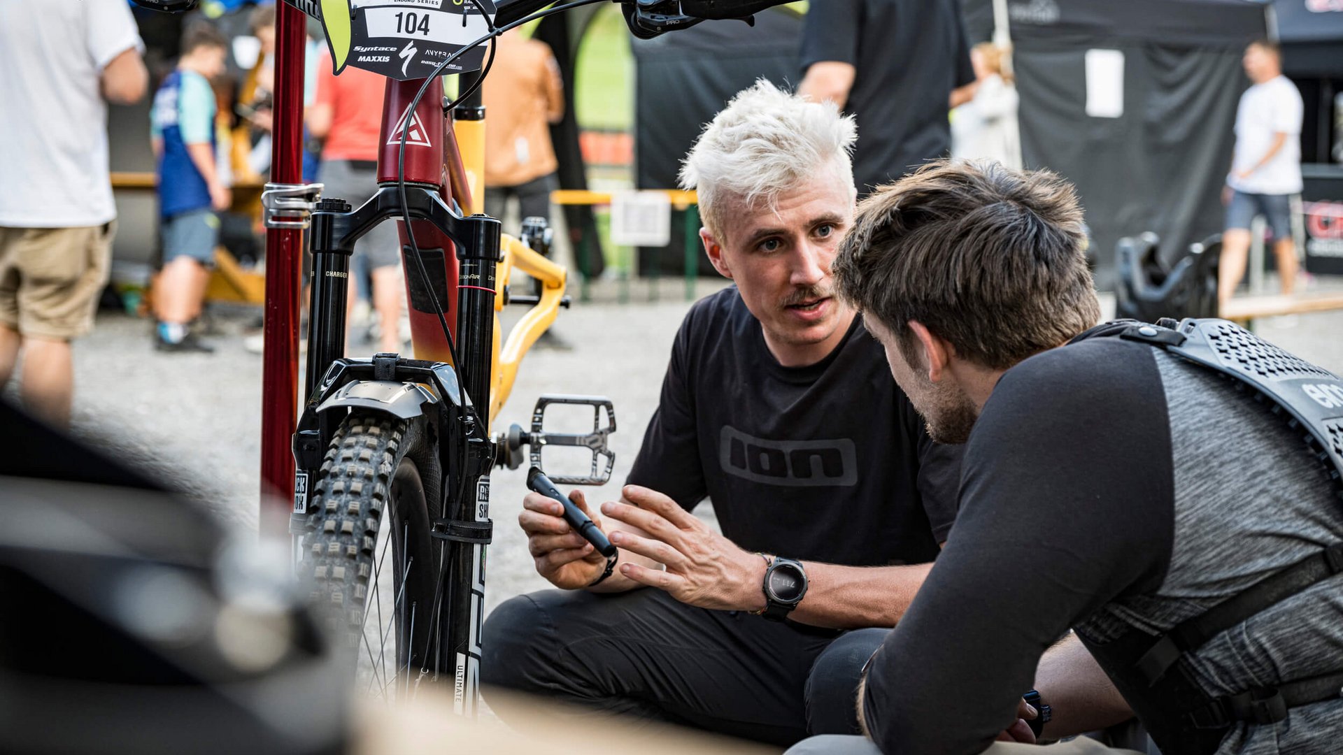 Green Days in Nauders-Reschensee © Manfred Stromberg Zwei Männer besprechen Mountainbike vor Rennen