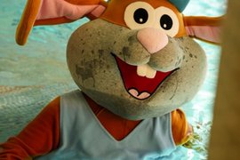 Fröhliches Hasenkostüm mit blauer Mütze im Schwimmbad