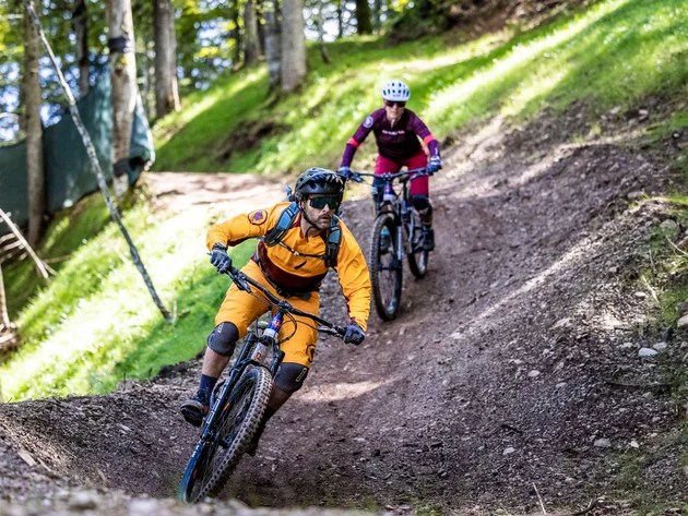 Happy Birthday EPIC Bike Park! © Klemens König Zwei Mountainbiker fahren auf einem Waldpfad bergab