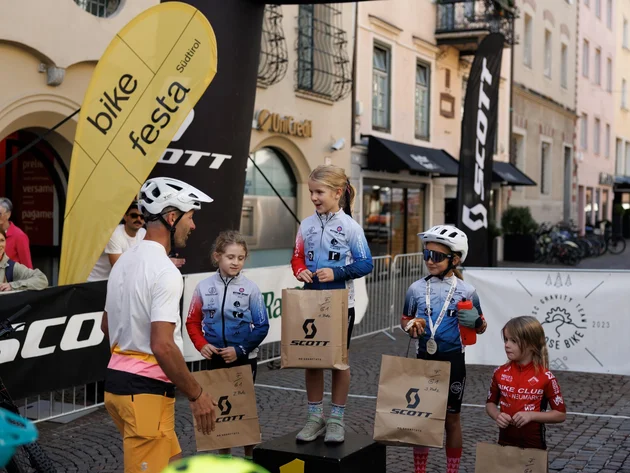 Das war die bike festa Südtirol in Brixen © Brixen Tourismus - Siegerehrung Kids Race bike festa Südtrirol 2026 Junge Radfahrer erhalten bei einer Veranstaltung auf der Straße Preise und Medaillen