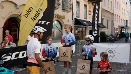 Das war die bike festa Südtirol in Brixen © Brixen Tourismus - Siegerehrung Kids Race bike festa Südtrirol 2026 Junge Radfahrer erhalten bei einer Veranstaltung auf der Straße Preise und Medaillen