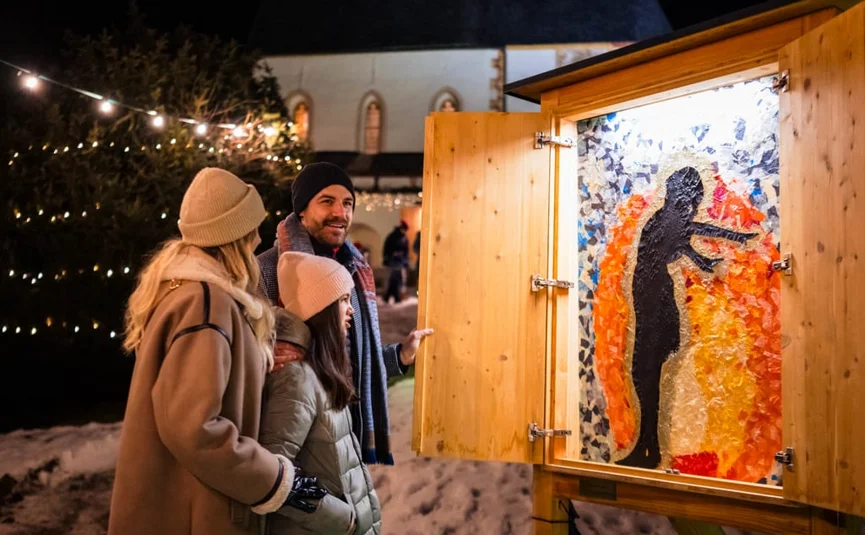 Weihnachten am GUTshof / 3 Nächte Familie bekijkt verlicht kunstwerk in houten kast 's nachts