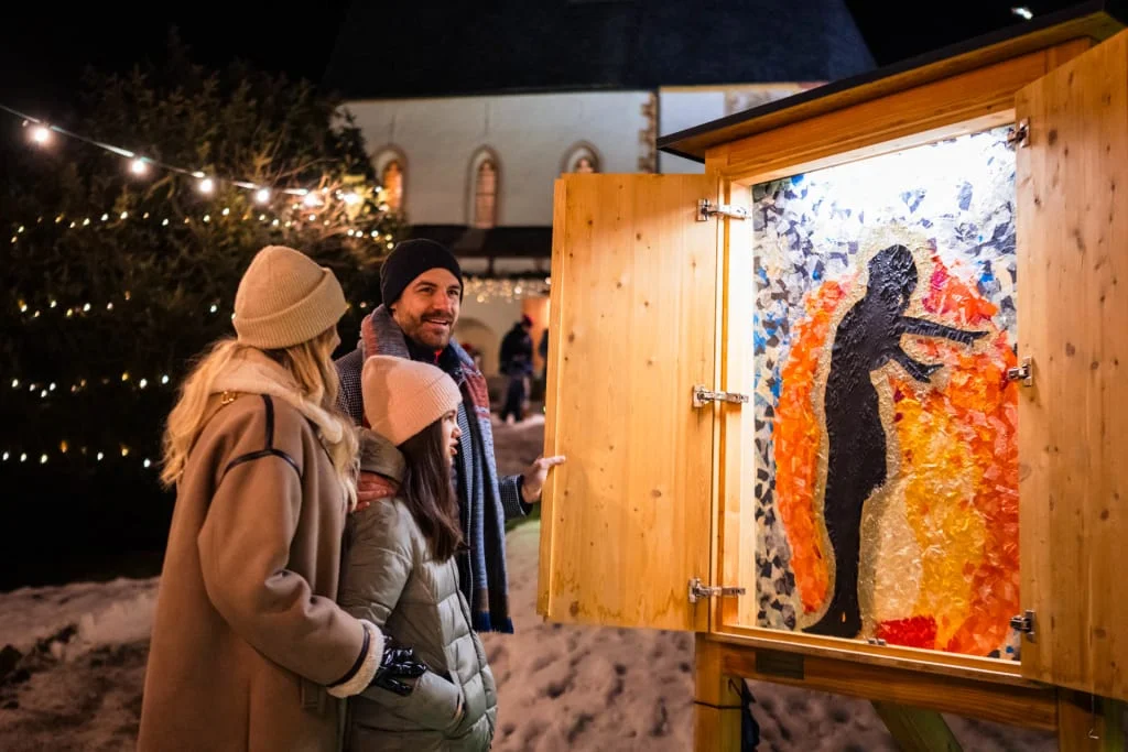 Weihnachten am GUTshof / 3 Nächte Familie bekijkt verlicht kunstwerk in houten kast 's nachts