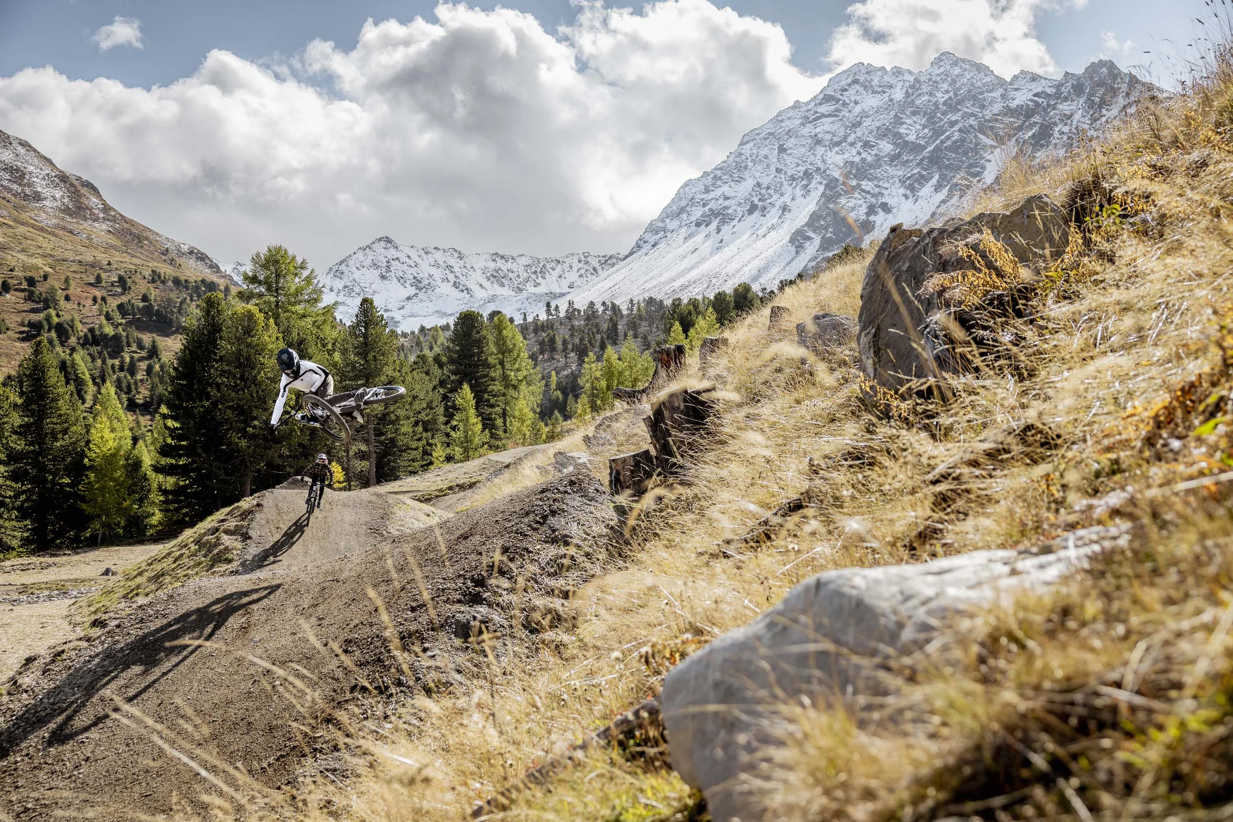 GREEN DAYS 2026 in Nauders-Reschensee
© Rudi Wyhlidal Mountainbiker springt auf einem Trail mit verschneiten Bergen im Hintergrund