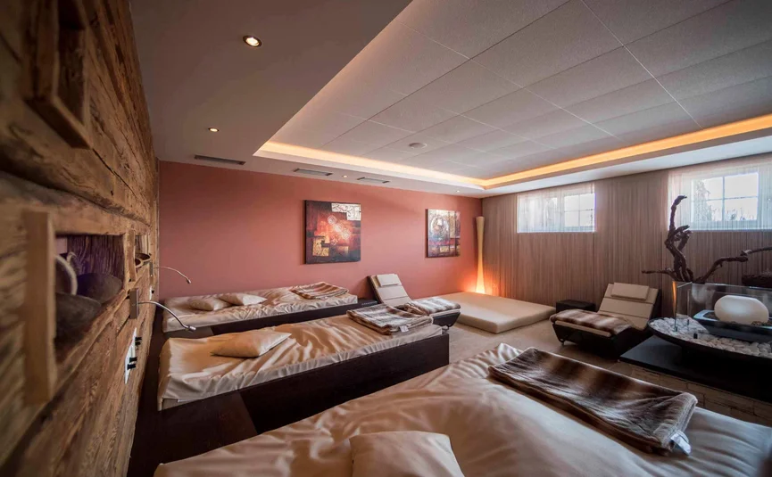 Ontspanningsruimte met ligstoelen, stoelen en warme verlichting