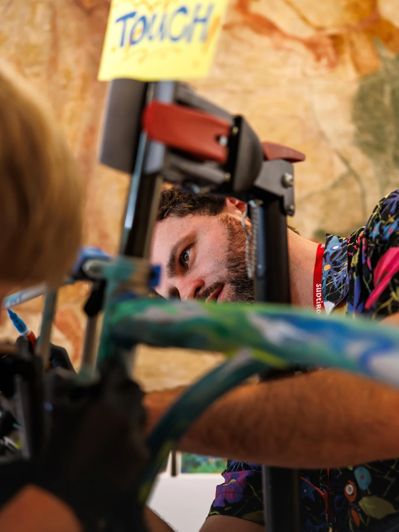 Das war die bike festa Südtirol in Brixen © Brixen Tourismus Mann beugt sich bei der Arbeit über eine Maschine