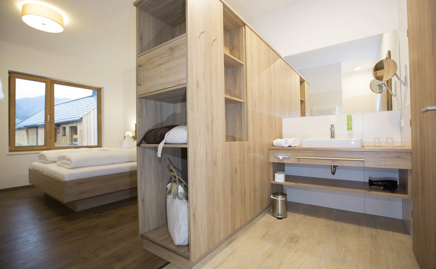 See-Aktivhotel Regitnig - Hotel & Chalets **** © Stefan Valthe Modernes Hotelzimmer mit Bett, Schrank und Waschbeckenbereich
