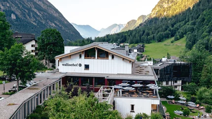 Hotel Walliserhof in einem Bergtal mit Terrasse und Sonnenliegen