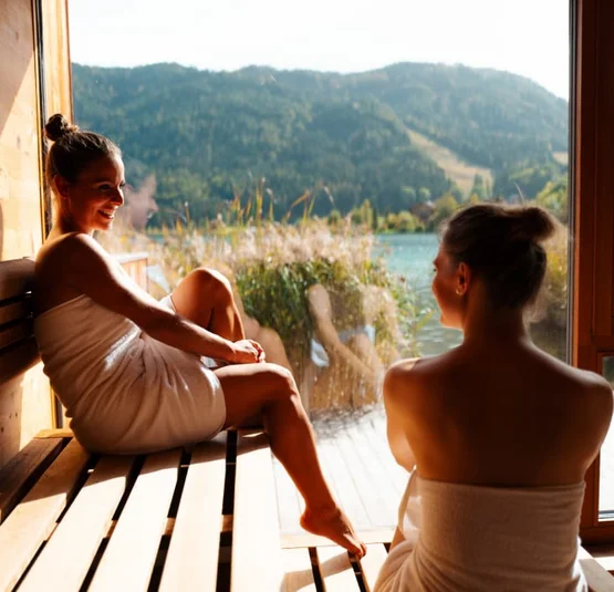 Natürlich Im Moment Twee vrouwen ontspannen in sauna met uitzicht op bergen en meer