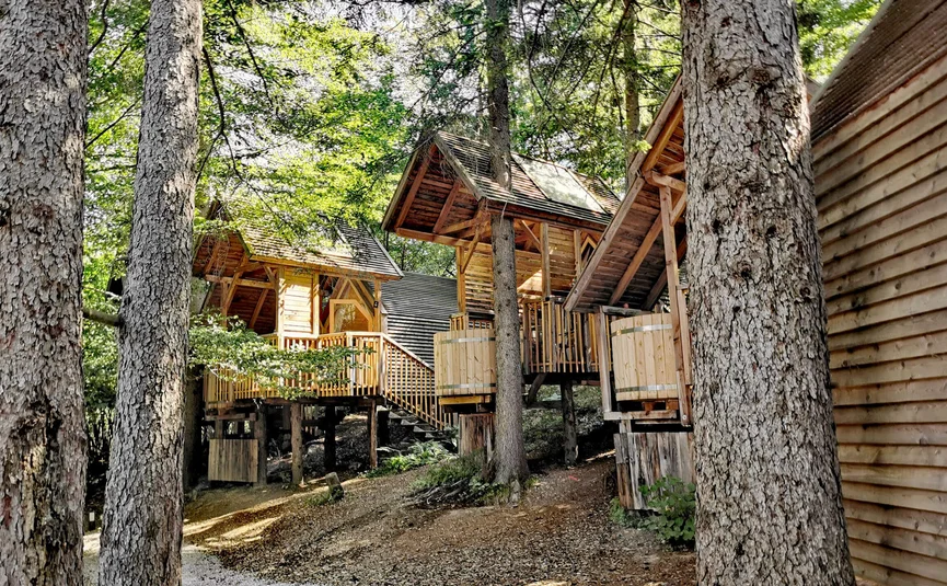 Holzhäuser auf Stelzen im Wald bei Tageslicht