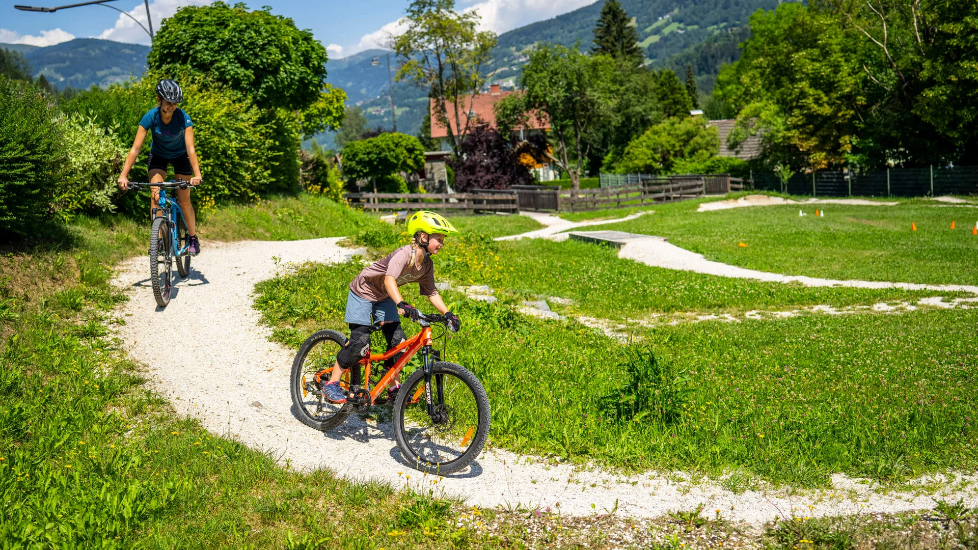 BEST OF Familien-Bikeurlaub © Gert Perauer Kinder fahren Mountainbike auf einem sonnigen Waldweg in den Bergen