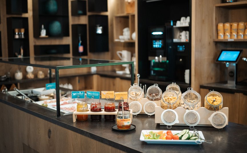 Buffet met smeersels, muesli en verse groenten in een moderne selfservice ruimte