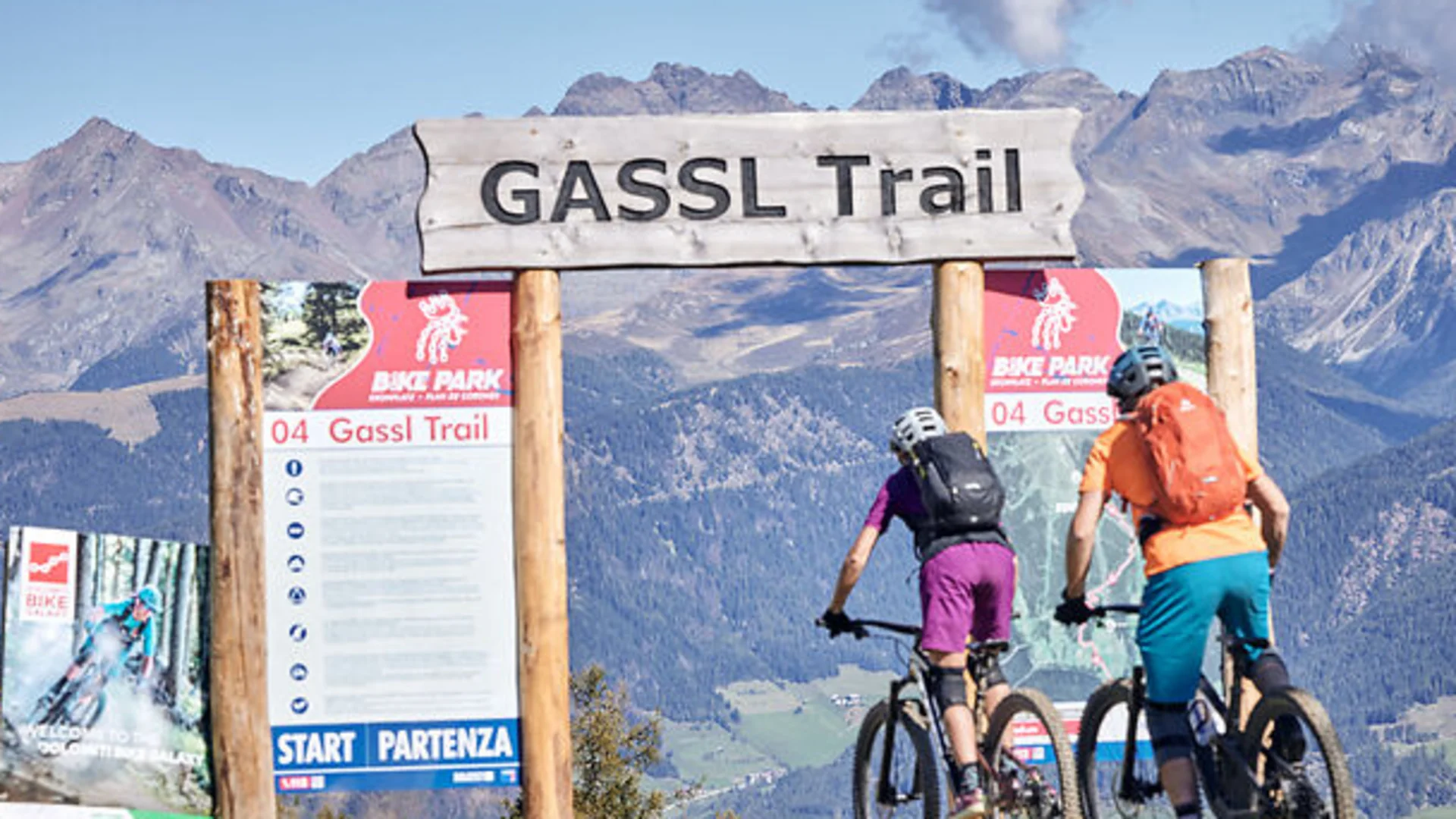 Zwei Mountainbiker am Einstieg des Gassl Trails mit Bergpanorama