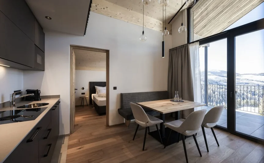 Auszeit in unseren Lodges – wie ein zweites Zuhause Moderne eetruimte en keuken met uitzicht op besneeuwde bergen