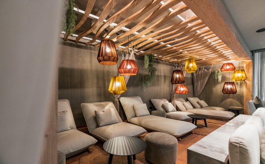 Puradies © creatingclick Modernes Lounge-Bereich mit bequemen Liegestühlen und warmen Hängelampen