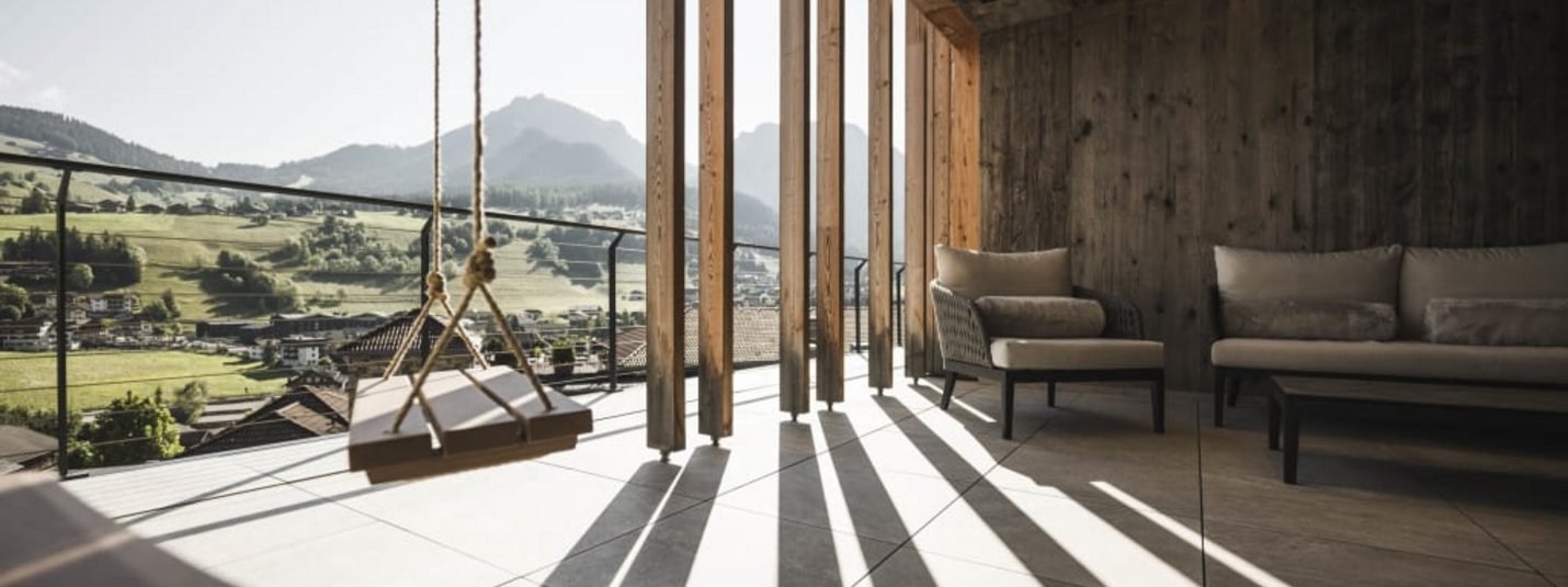 Vital Days Modern balkon met houten balken en uitzicht op bergen