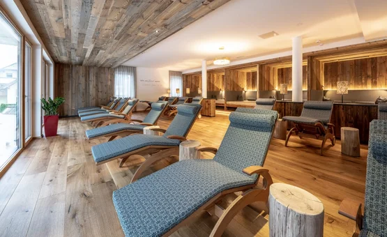 Wellness & Thermal spa - 3 nights Relaxation room with wooden paneling and lounge chairs