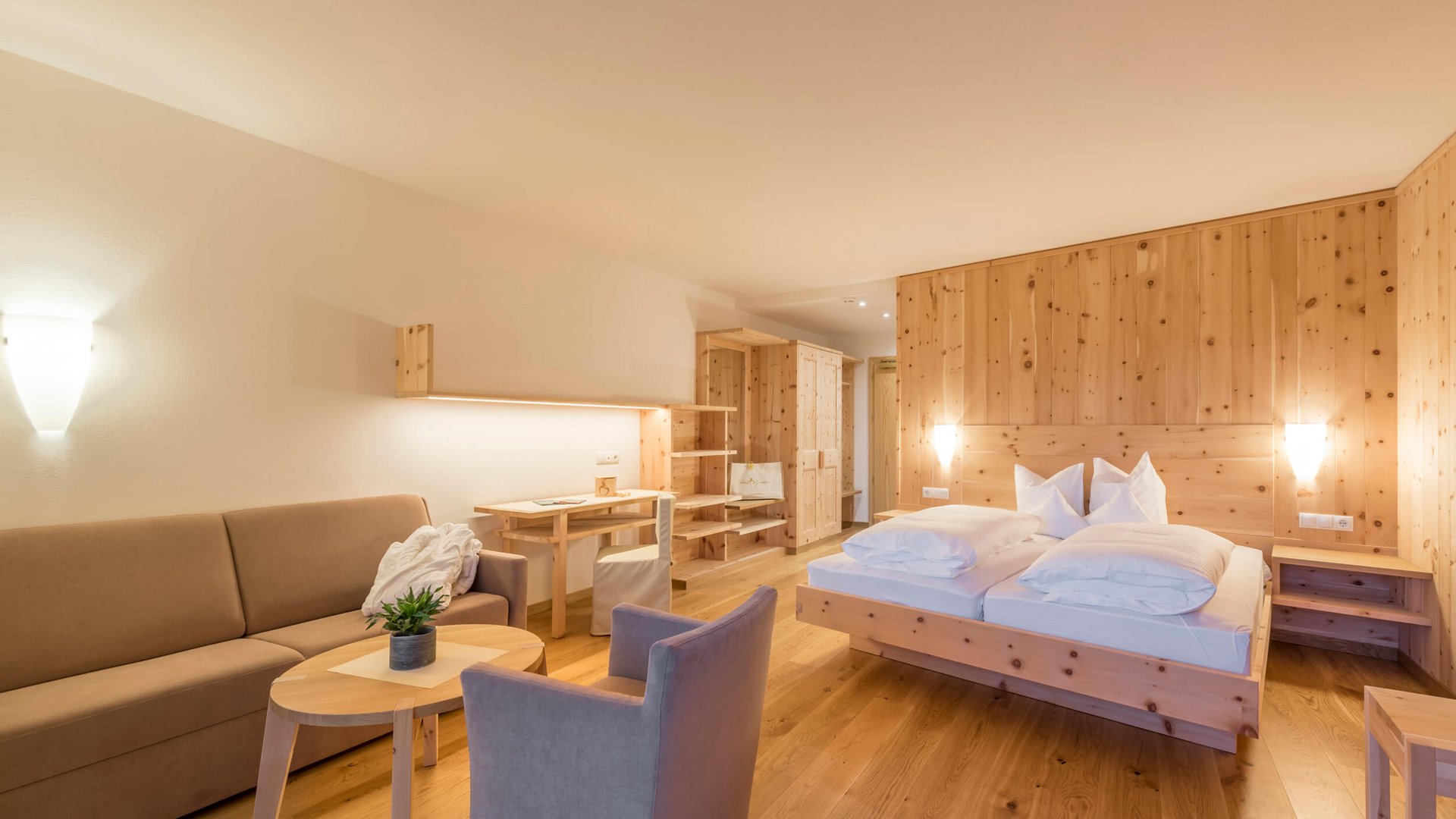 Gemütliches Hotelzimmer mit Holzvertäfelung und moderner Einrichtung
