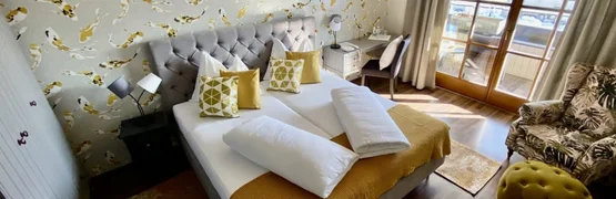 Gezellige slaapkamer met gele accenten, houten raam en fauteuil