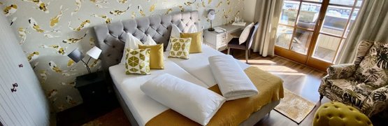 Christkindltage für Dich Gezellige slaapkamer met gele accenten, houten raam en fauteuil