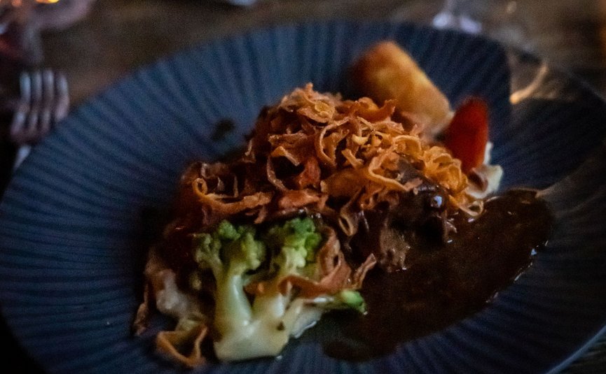 Hotel Walliserhof © Martina Wunderle Gedeckter Tisch mit Teller voller Essen und Weinglas in gemütlicher Atmosphäre