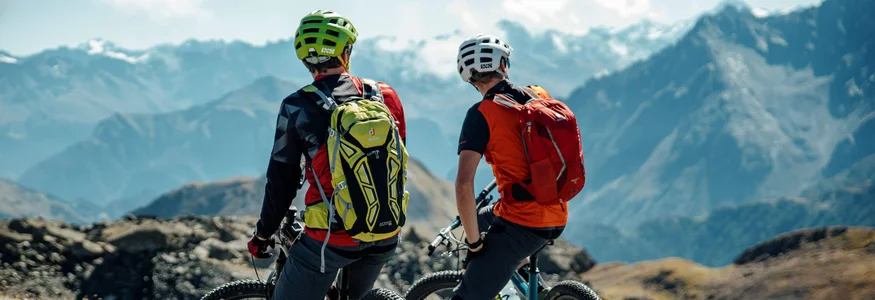 Ein perfektes Bike-Wochenende in Ischgl © Felix Saller Zwei Fahrradfahrer mit Helmen und Rucksäcken auf Bergweg mit Alpenpanorama