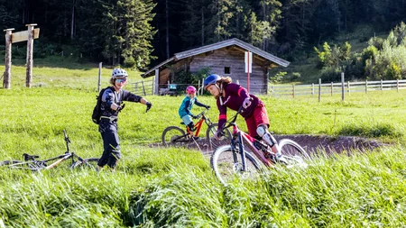 Ready to ride: Das ist neu in Österreichs größter Bike-Region © Klemens König Kinder lernen Mountainbiken mit Helm in ländlicher Umgebung