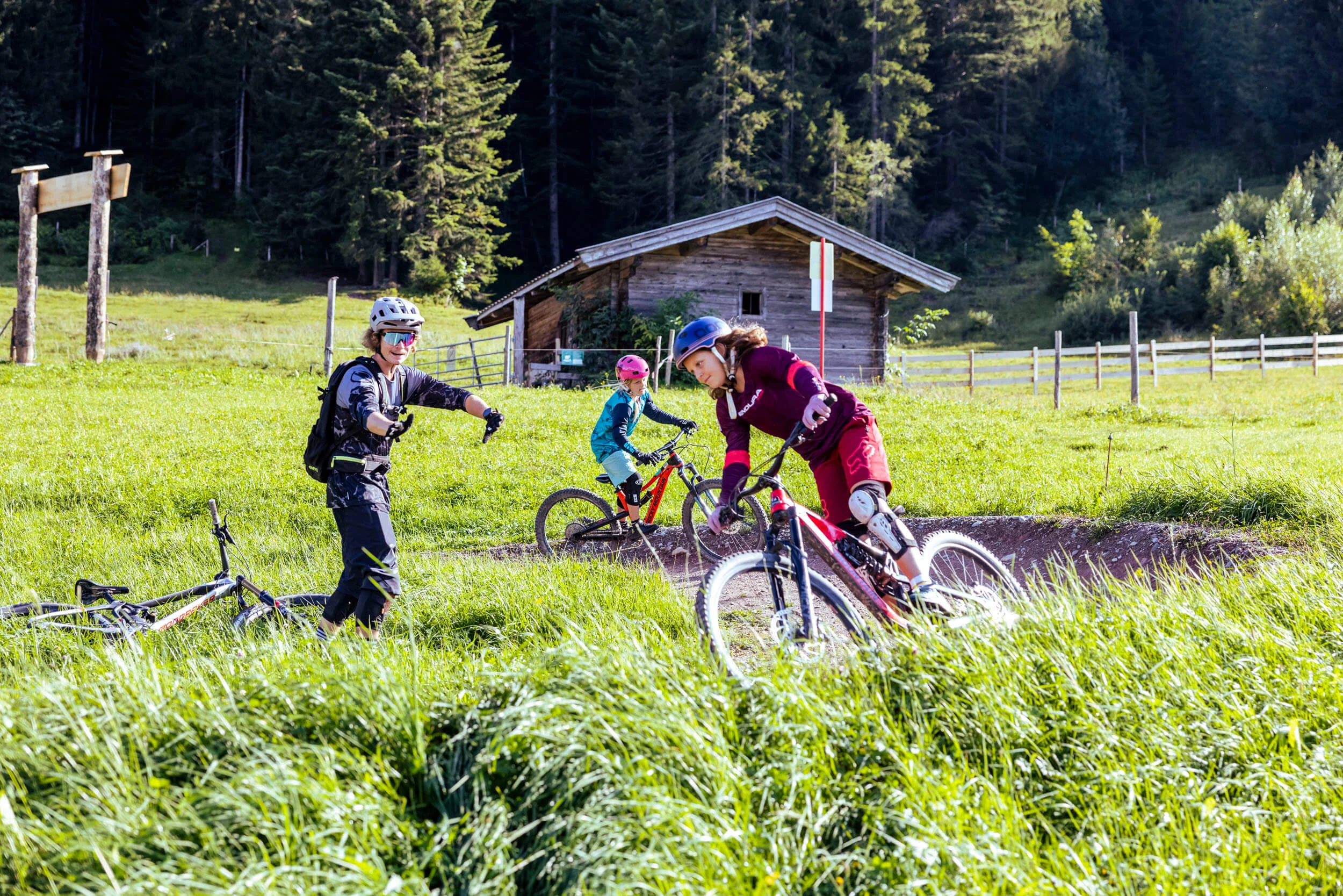 Biken mit der Familie © Klemens König Kinder lernen Mountainbiken mit Helm in ländlicher Umgebung