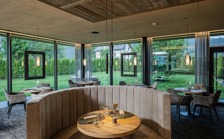 Gezellige eetruimte met grote ramen met uitzicht op de tuin