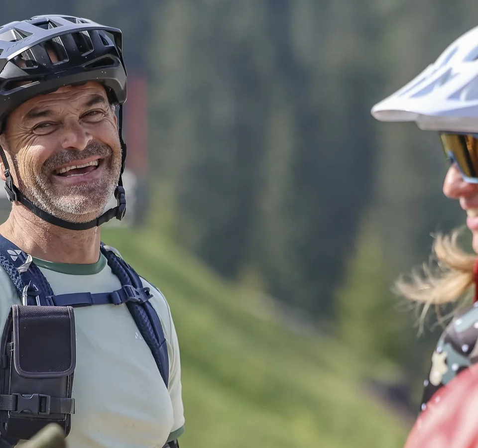 Mountainbike-Event-Highlights
© Jens Vögele - Westsiders Gruppe fröhlicher Mountainbiker in Helm und Schutzkleidung im Grünen