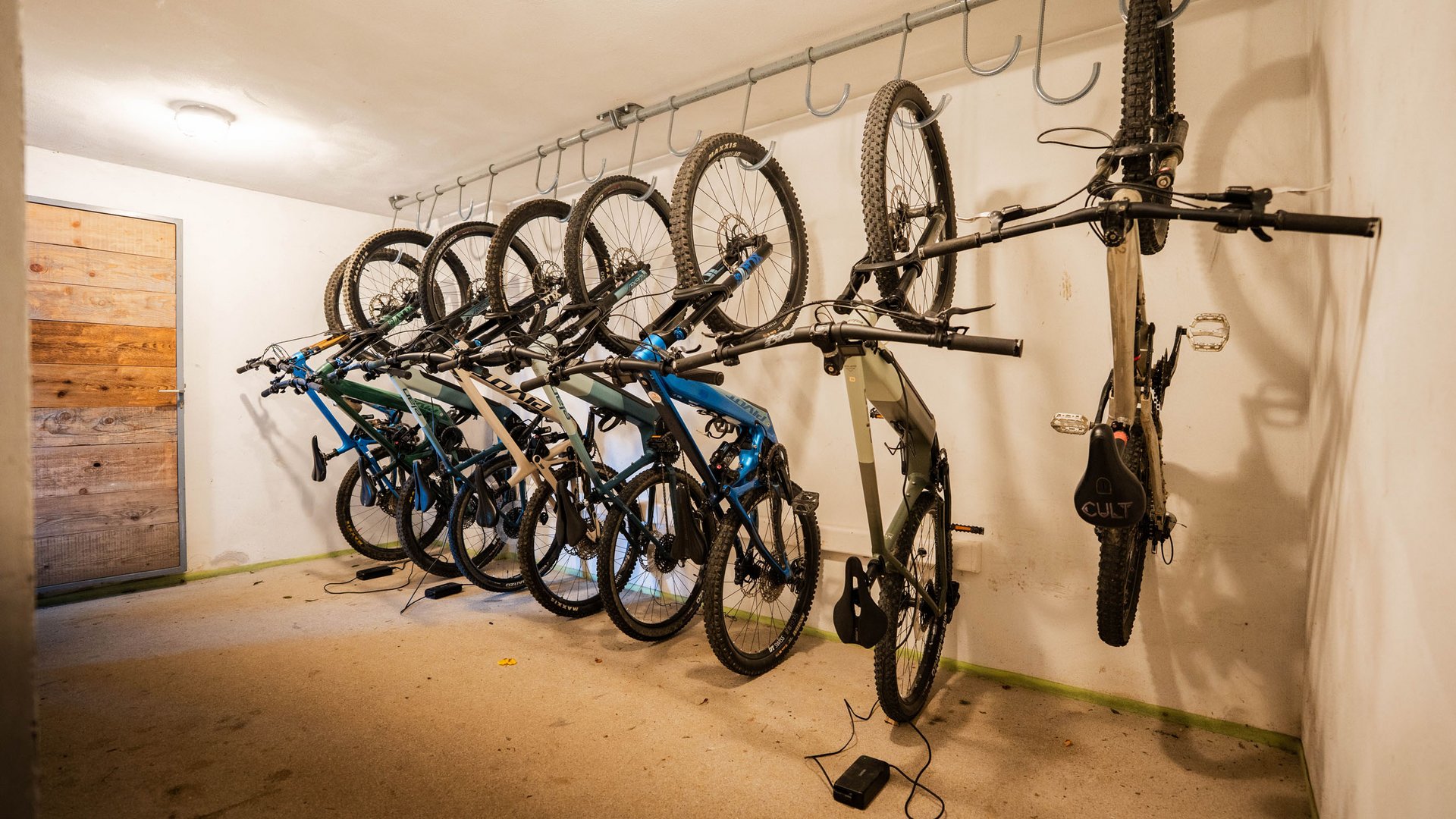 Sieb Fahrradreifen hängen an Haken in einem Fahrradraum