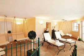 Langlauf Short Stay 4 Tage 2026-27 Entspannungsraum mit Liegestühlen und Hängesesseln in warm beleuchtetem Raum