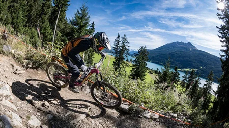 GREEN DAYS 2026 in Nauders-Reschensee
© Manfred Stromberg Mountainbiker fährt auf felsigem Waldweg mit Berg und See im Hintergrund