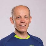 Mann trägt blaues Mountain Bike Holidays T-Shirt und grüne Hose