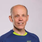 Mann trägt blaues Mountain Bike Holidays T-Shirt und grüne Hose