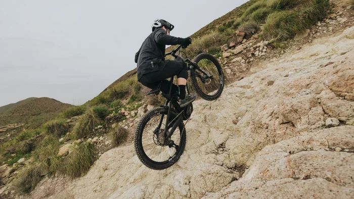 #Uphillflow – der Spaß beginnt schon bergauf © Bosch eBike Systems Mountainbiker fährt einen steilen, felsigen Hang hinauf