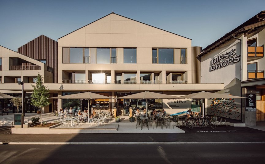 Buitenkant van Dips & Drops bistro met terras en gasten in zonlicht