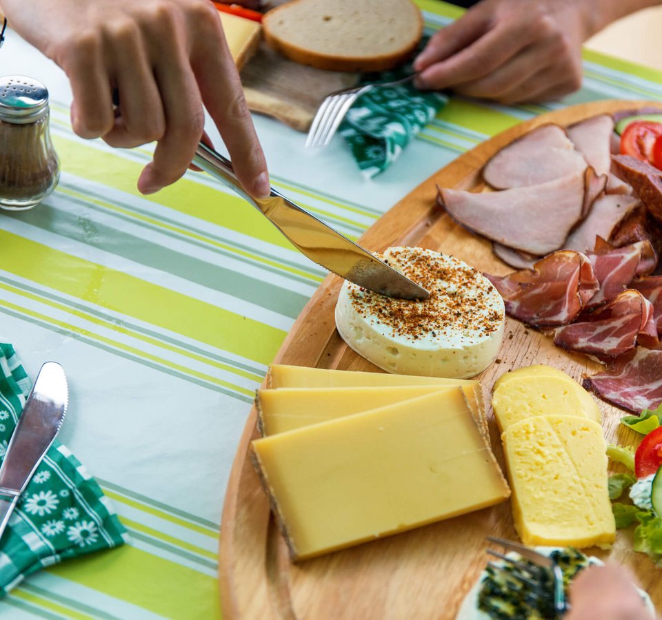 Kulinarisches Biken im Bregenzerwald
© David Karg Messer schneidet Käse auf einer Platte mit verschiedenen Käsesorten und Wurst