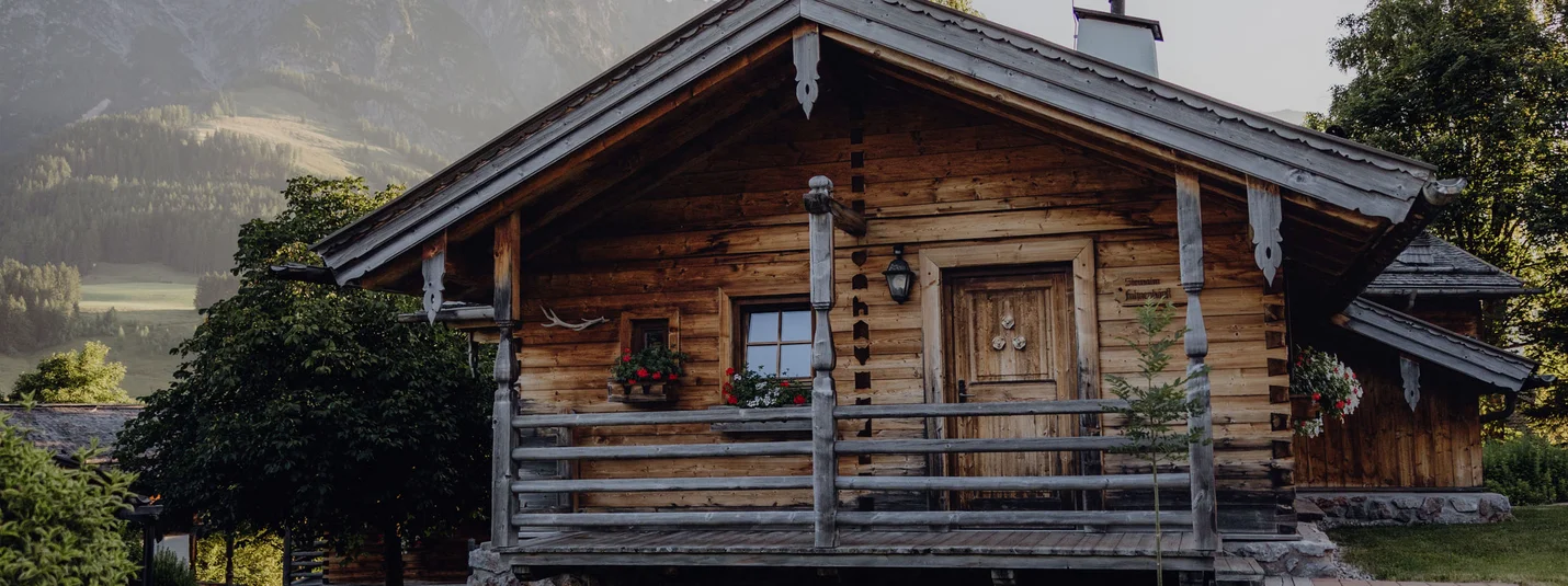 Schwarzleo circuit: through the idyllic valley from Puradies © Lukas Reschreiter Wooden cabin in the mountains with garden and mountain view