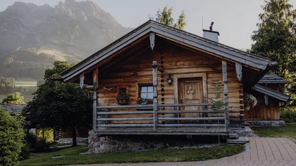 Schwarzleo circuit: door de idyllische vallei van Puradies © Lukas Reschreiter Houten huisje in de bergen met tuin en bergzicht