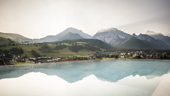 Bike & Wellness © Hannes Niederkofler Mountain landscape with villages and lake, mountains reflected in water