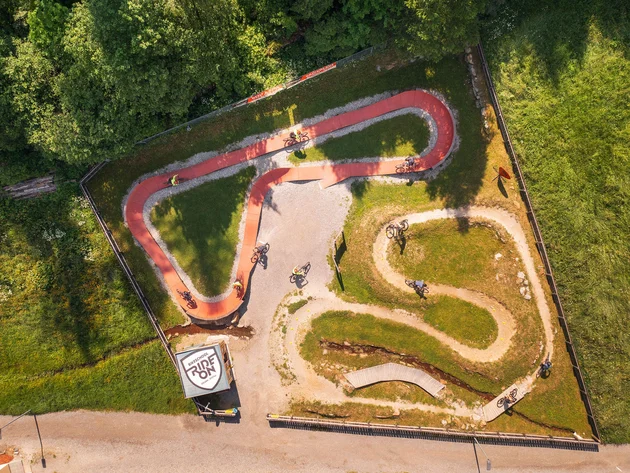 Luftaufnahme eines Fahrradparks mit Fahrern auf verschiedenen Strecken