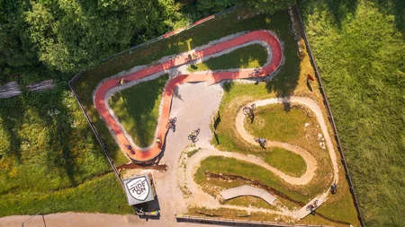 Luftaufnahme eines Fahrradparks mit Fahrern auf verschiedenen Strecken