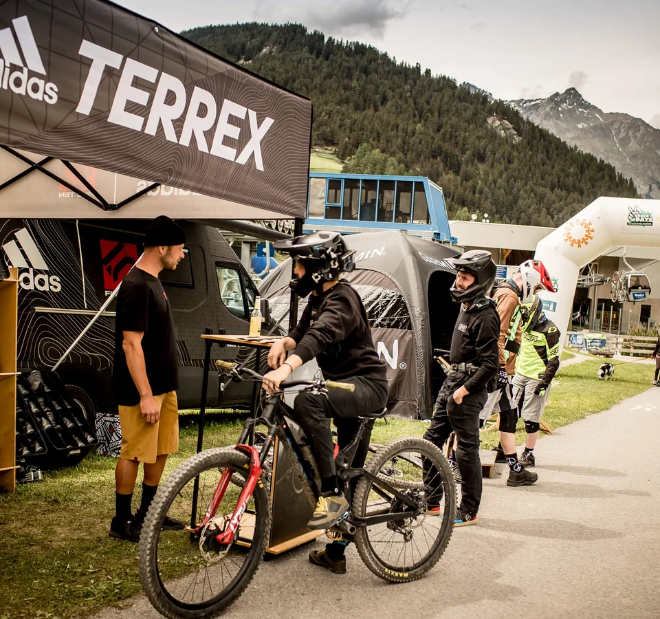 Mountainbiker testen Ausrüstung bei adidas Terrex Stand im Bergfestival