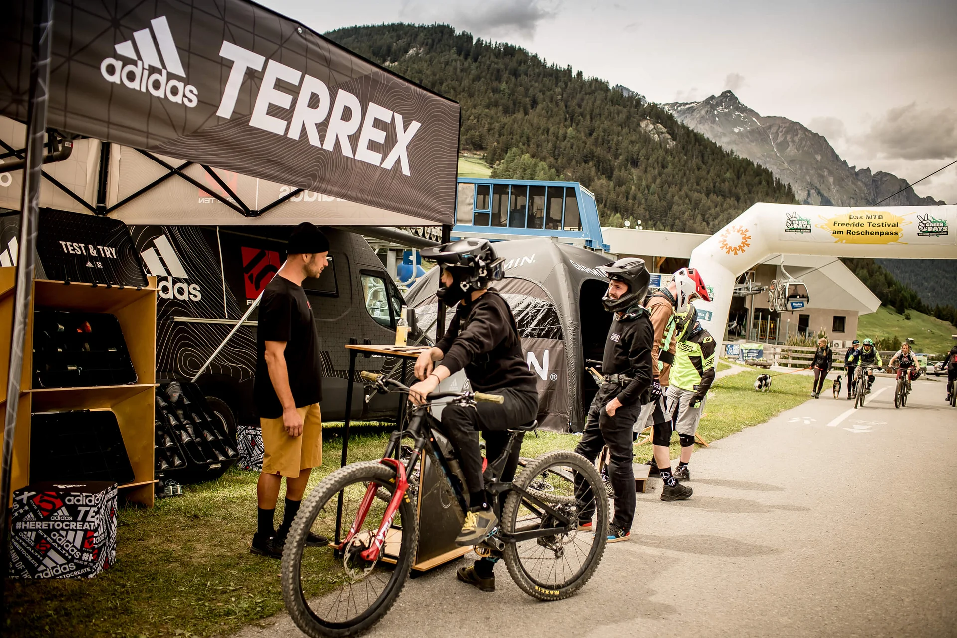 Mountainbiker testen Ausrüstung bei adidas Terrex Stand im Bergfestival